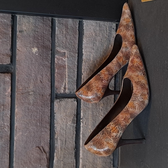 Moda Spana Pointed Leather Heels - Picture 5 of 12